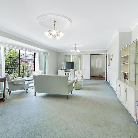 Wow, Spacious Home With A Pool แฮมิลตัน ภายนอก รูปภาพ