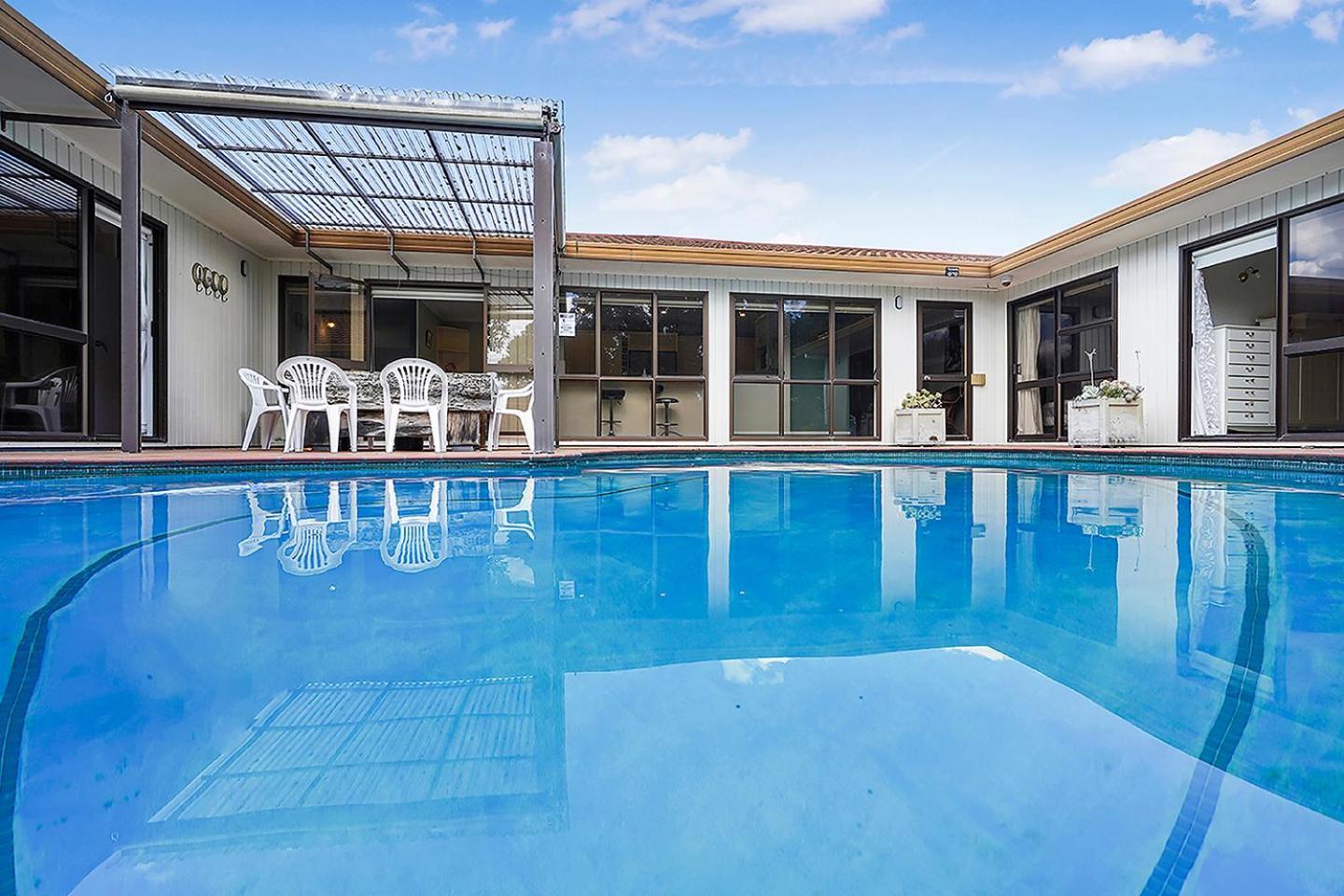 Wow, Spacious Home With A Pool แฮมิลตัน ภายนอก รูปภาพ