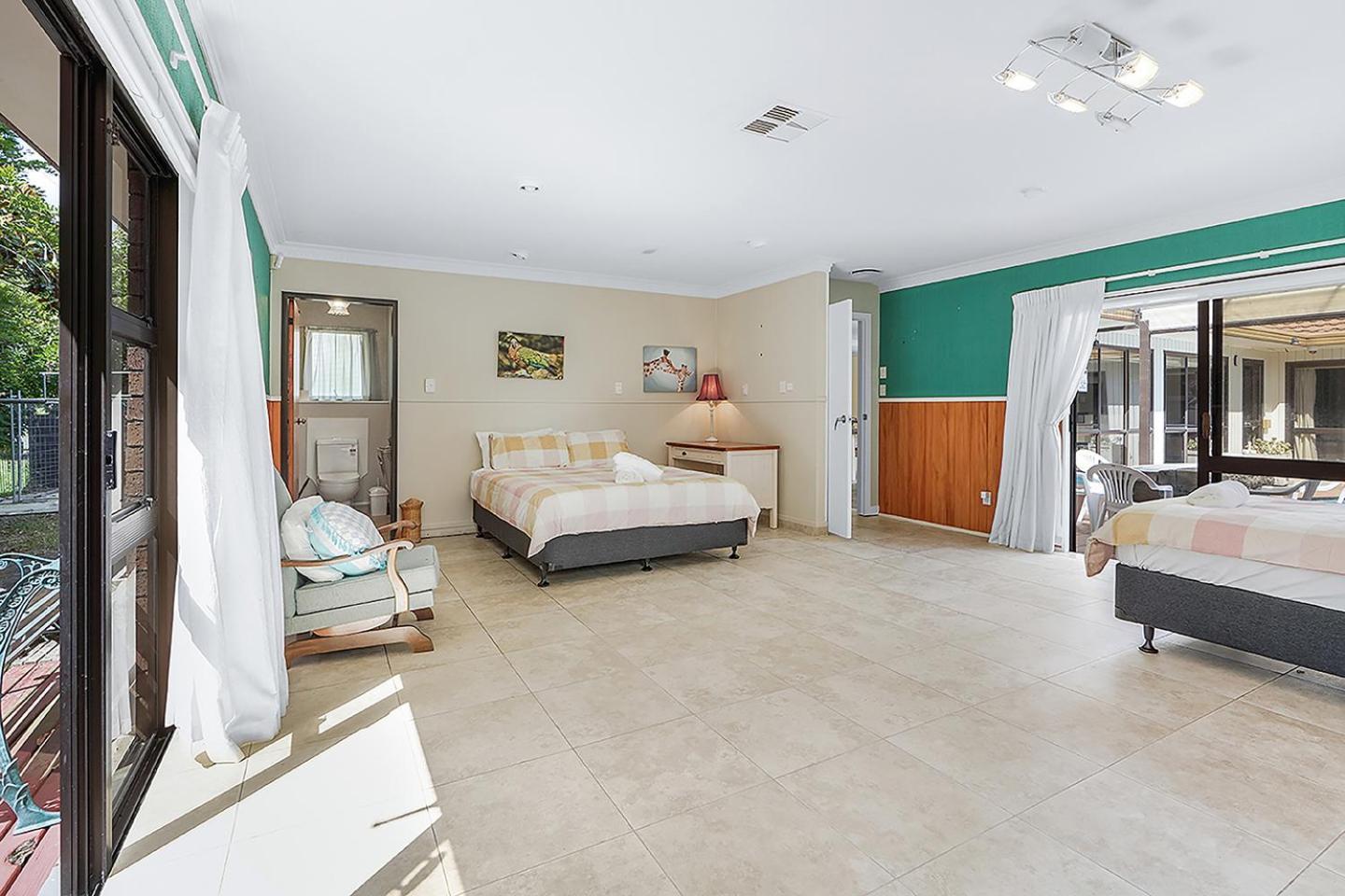 Wow, Spacious Home With A Pool แฮมิลตัน ภายนอก รูปภาพ