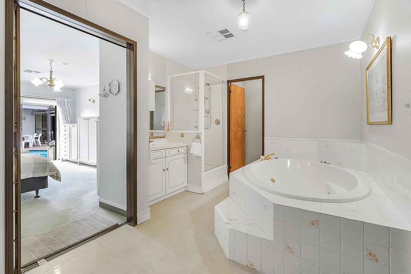 Wow, Spacious Home With A Pool แฮมิลตัน ภายนอก รูปภาพ